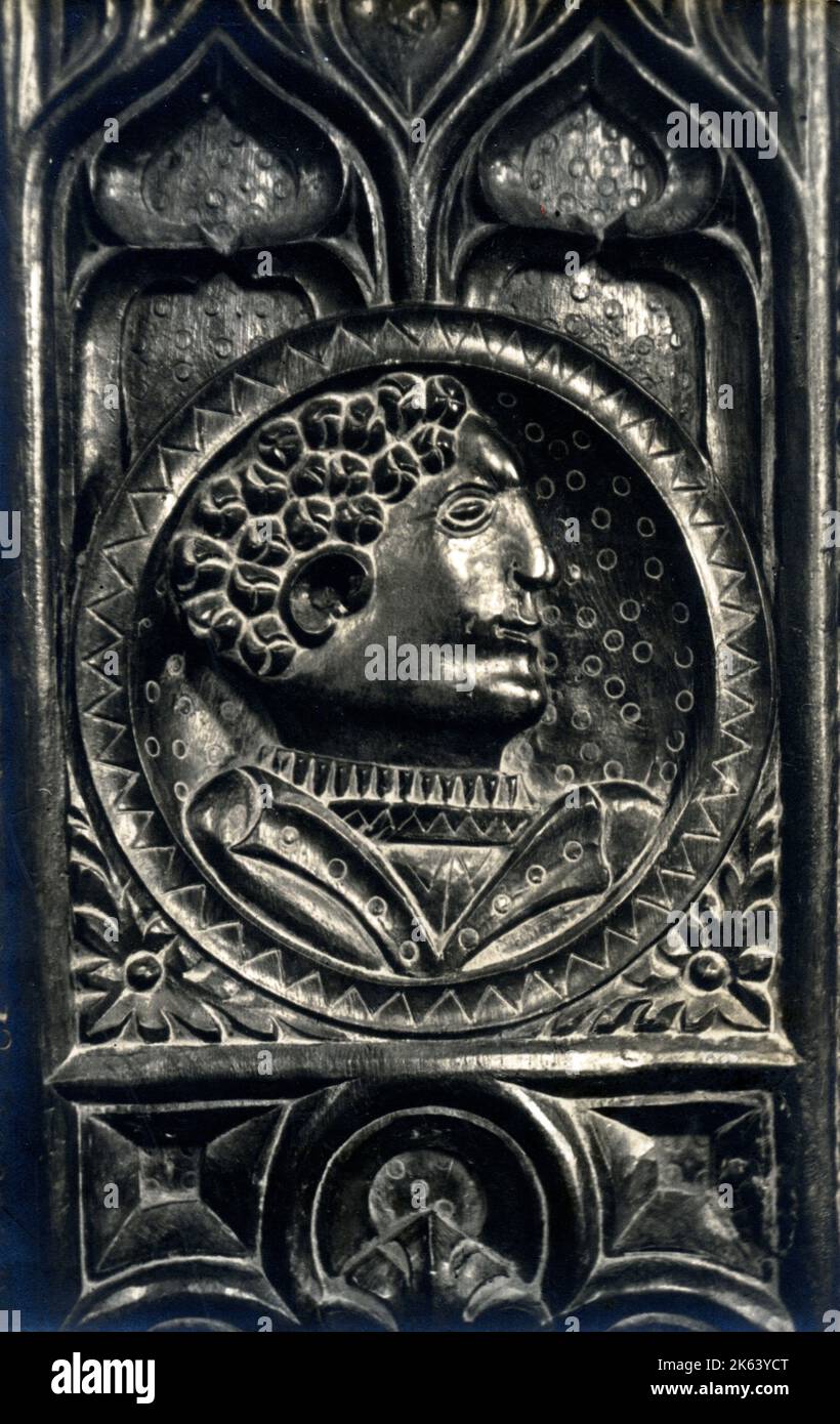 Mittelalterliche englische Holzschnitzerei aus dem 15. Jahrhundert - wahrscheinlich ein Bänkenende, die hölzerne Endplatte einer Kirchenbrücke. Die Bänke waren mit Schnitzereien geschmückt, von religiösen Symbolen über heraldische Schilde bis hin zu politischen Lämmern, und wurden häufig von einem geschnitzten hölzernen Finale, bekannt als „Mohnkopf“, bedeckt, obwohl das Design alles sein könnte, von grotesken Tieren bis zu Heiligen... Stockfoto