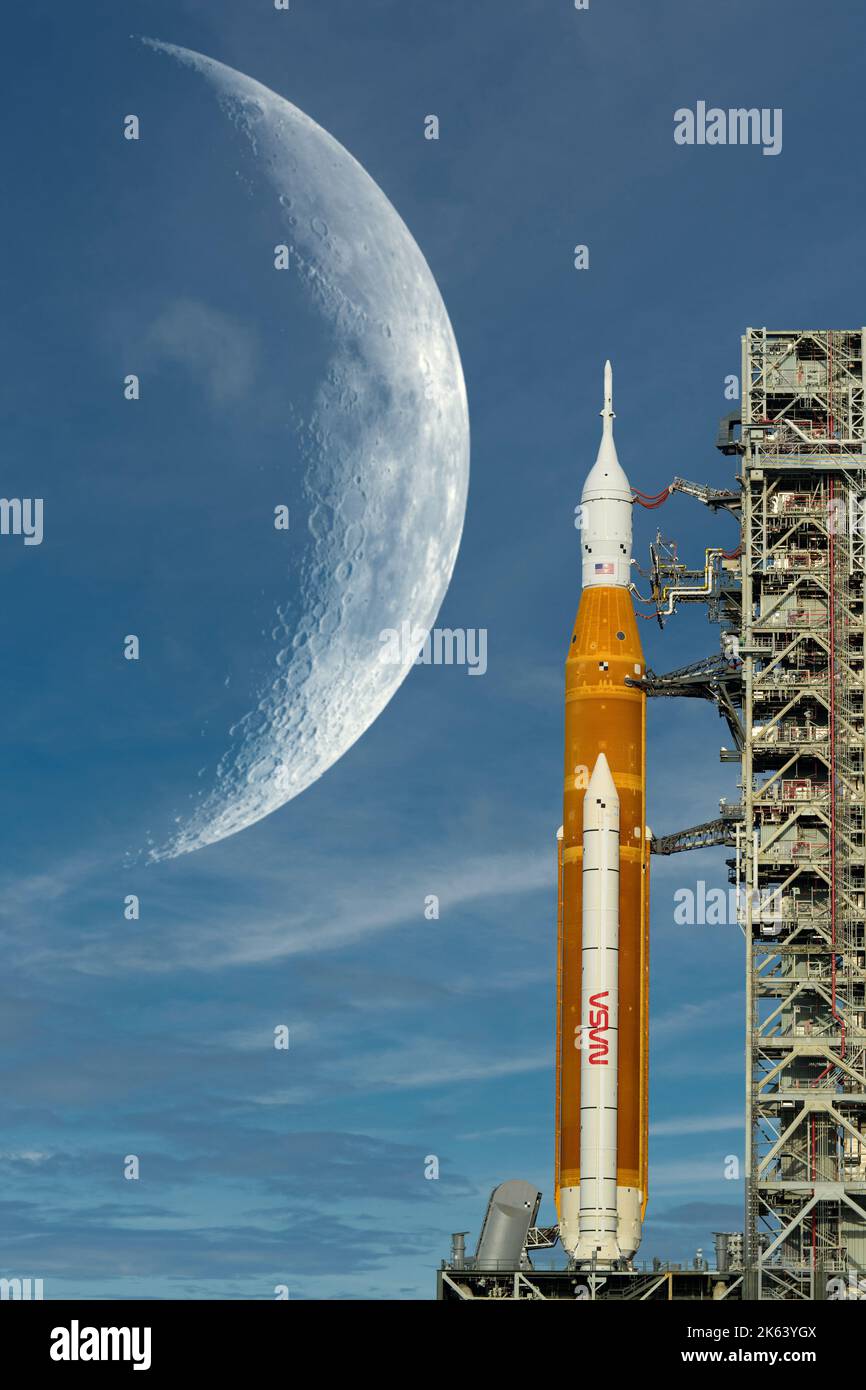 Orion-Raumschiff auf der Startfläche und Big Moon im Hintergrund. Artemis-Weltraumprogramm zur Erforschung des Sonnensystems. Elemente dieses Bildes, die von der NASA eingerichtet wurden. Stockfoto