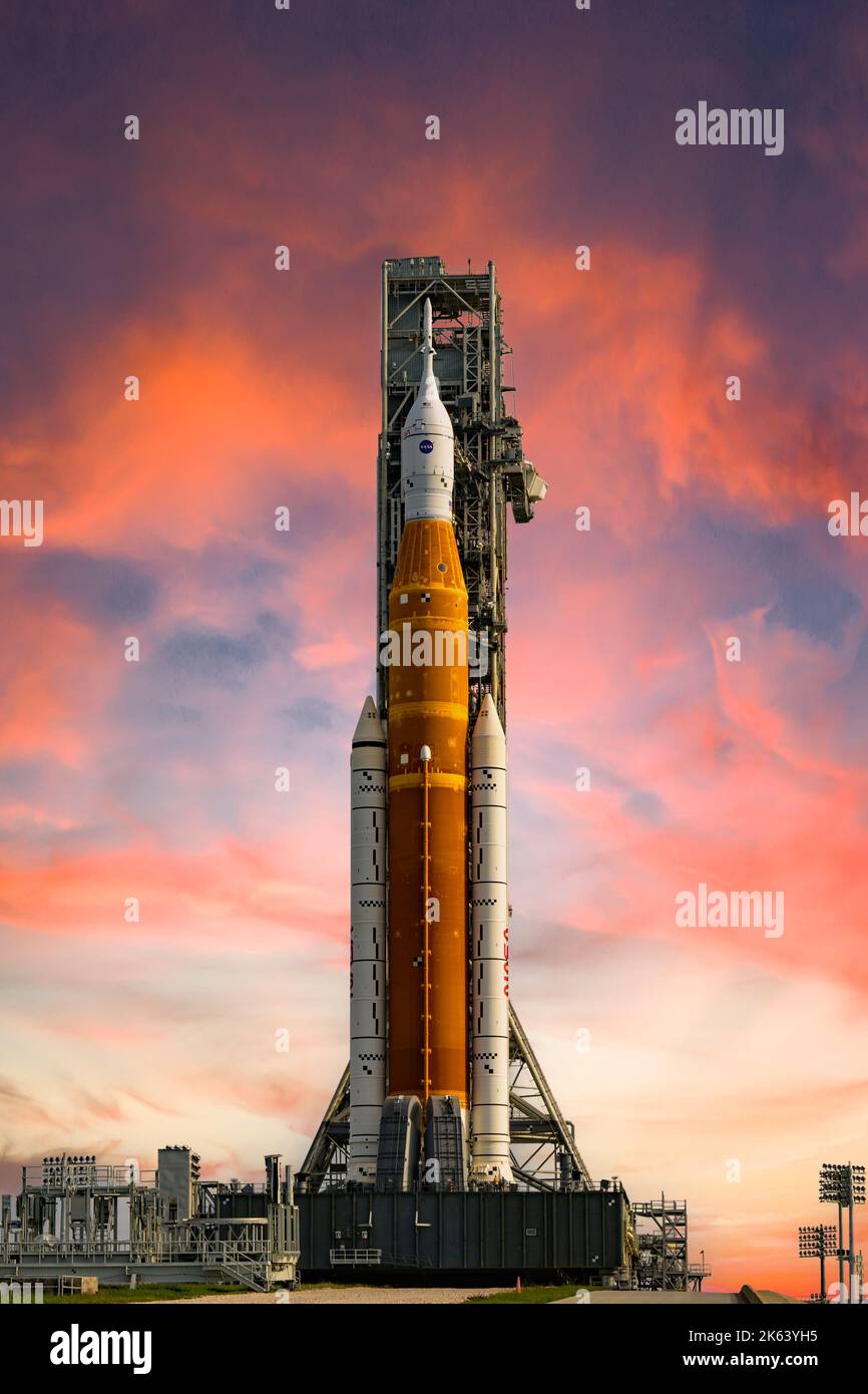 Orion-Raumschiff auf dramatischem Himmelshintergrund. Mission zum Mond. Artemis-Weltraumprogramm zur Erforschung des Sonnensystems. Elemente dieses Bildes, die von N Stockfoto
