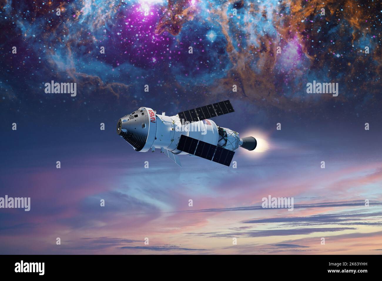 Sci-Fi-Konzept mit Orion-Raumsonde im Weltraum auf Nebelhintergrund. Elemente dieses Bildes, die von der NASA eingerichtet wurden. Stockfoto