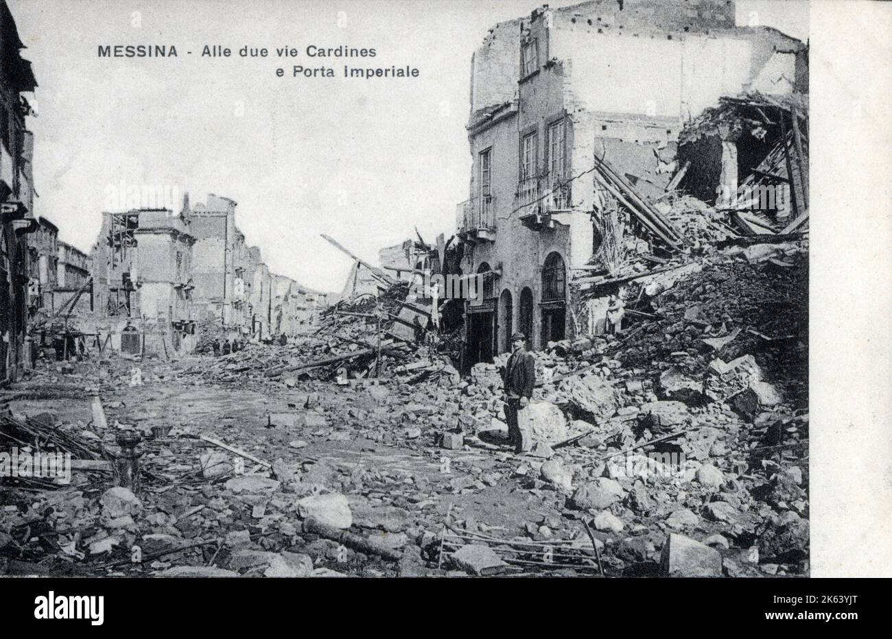 Nach Erdbeben und Feuer in Messina, Sizilien, Italien. Das verheerende Erdbeben und der Tsunami vom 27. Bis 28. Dezember 1908 verzeichneten 7,5 auf der richterskala und forderten insgesamt 100.000 bis 200.000 Menschenleben. In Messina wurden 91 % der Strukturen zerstört und 70.000 Einwohner getötet. Kreuzung der zwei Straßen Cardines und Porta Imperiale. Stockfoto