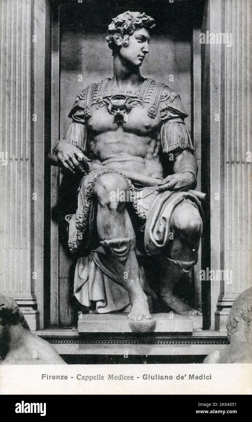 Die (idealisierte!) Porträt von Giuliano de' Medici (1479–1516) - eine Marmorskulptur von Michelangelo aus den Jahren 1526–1534. Teil des Dekorationsschemas der Medici-Kapelle in San Lorenzo in Florenz, Italien. Das in eine Nische eingefügte Werk zeigt den jungen Herzog sitzend, gekleidet wie ein alter römischer General und in einer Haltung des Stolzes, wie Vasari bemerkte, im Gegensatz zum 'melancholischen' Lorenzo. Stockfoto