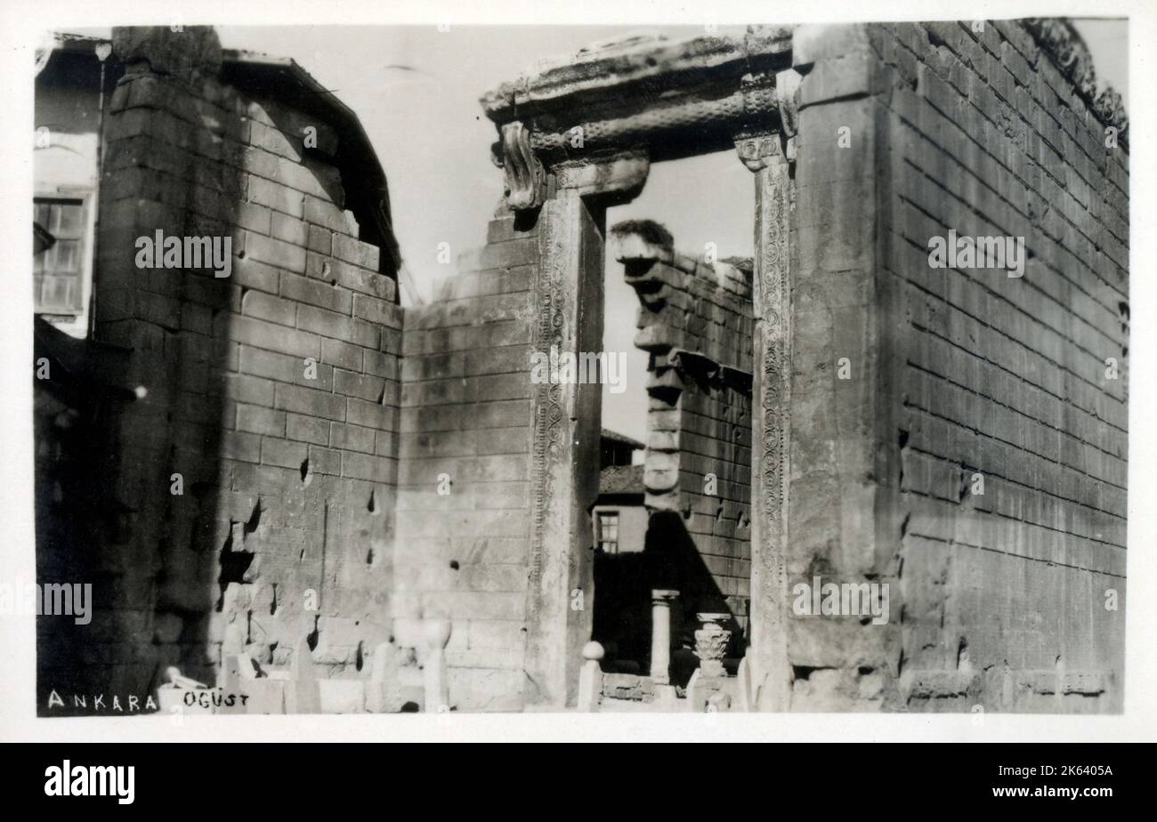 Ankara, Türkei - Teil der Haci Bayram Moschee (links) und des Augustus- und Roma-Tempels, Ankara. Stockfoto