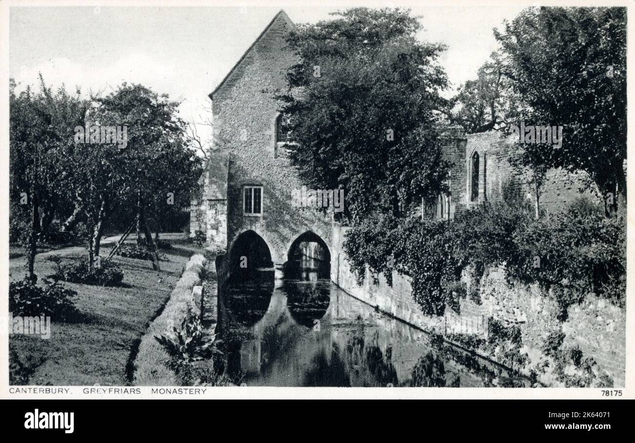 Die „Kapelle“ (ein Gästehaus aus dem 13.. Jahrhundert oder eine Beherbergungsunterkunft) des Greyfriars-Klosters, Canterbury, Kent, England - der erste Franziskanermönch in England. Er überspannt den Fluss Great Stour. Stockfoto