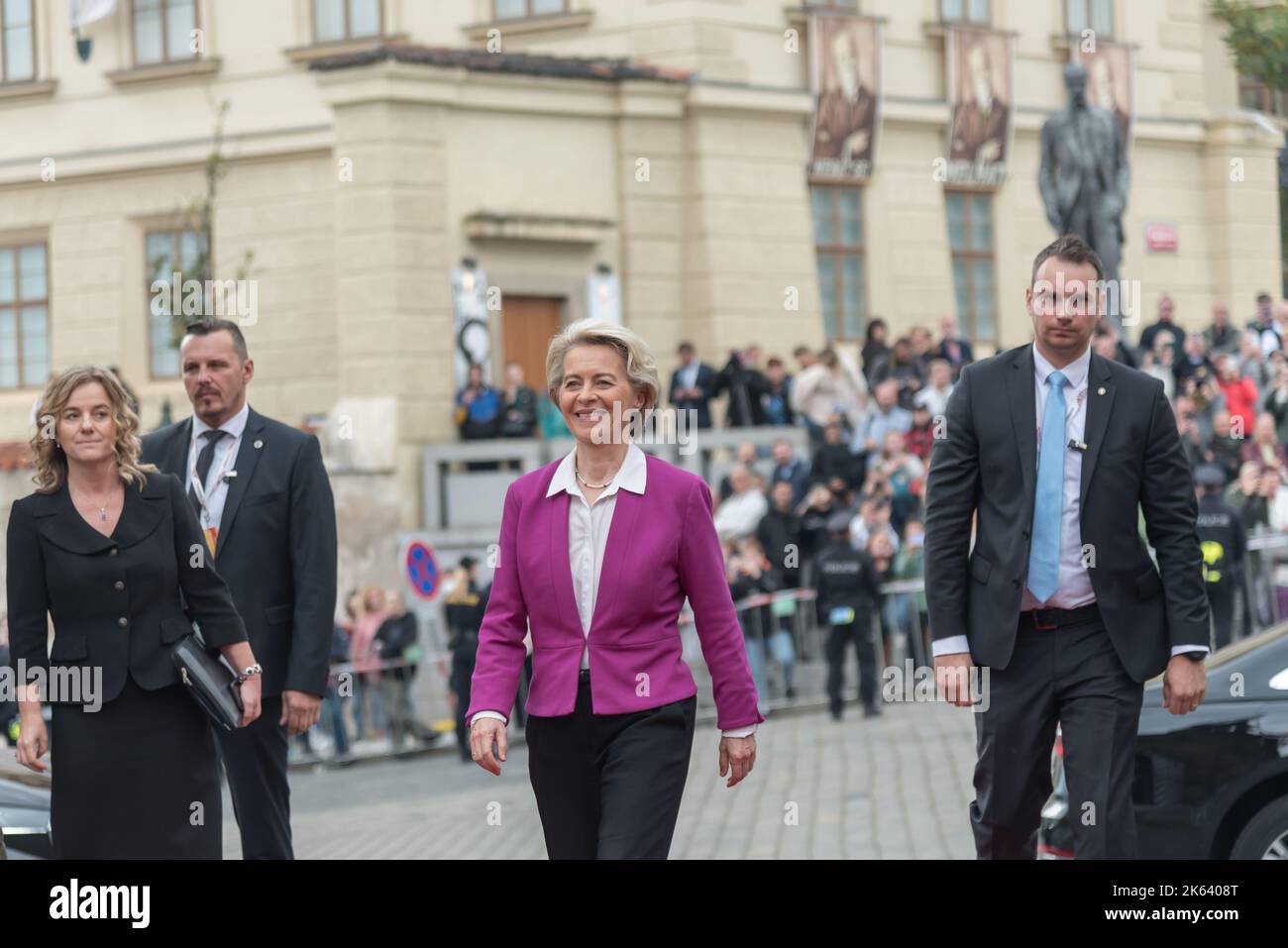 Prag, Tschechische Republik. 6. Oktober 2022. Ursula von der Leyen, Präsidentin der Europäischen Kommission, vor dem Gipfeltreffen der Europäischen Politischen Gemeinschaft in Prag. Es handelt sich um das erste Treffen, das jemals von einem breiteren Format von Mitgliedstaaten der Europäischen Union und anderen europäischen Ländern auf dem gesamten Kontinent durchgeführt wurde. (Bild: © Tomas Tkacik/SOPA Images via ZUMA Press Wire) Stockfoto