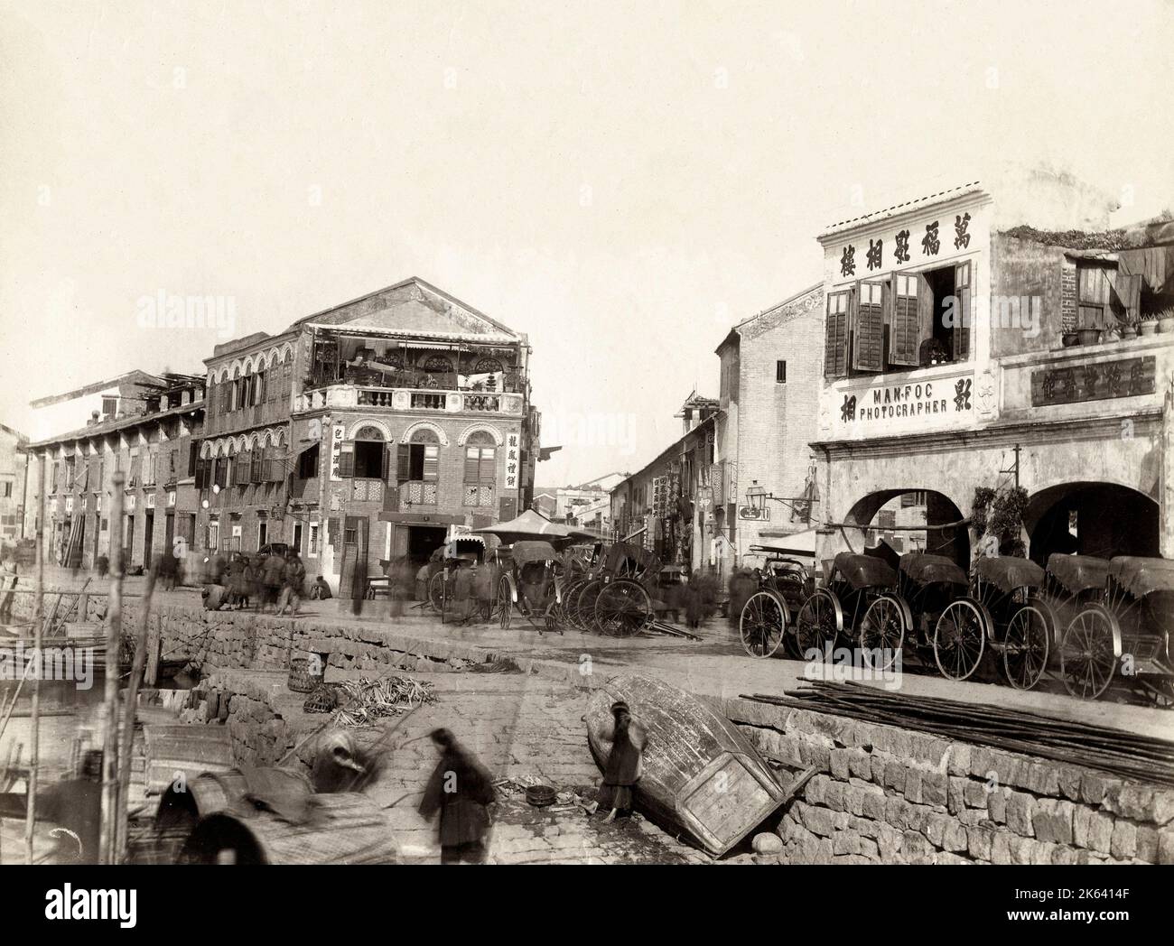 Vintage-Foto aus dem 19.. Jahrhundert: Straße am Wasser, Macao, Macau, China, zeigt das Atelier des Fotografen man FOC Stockfoto
