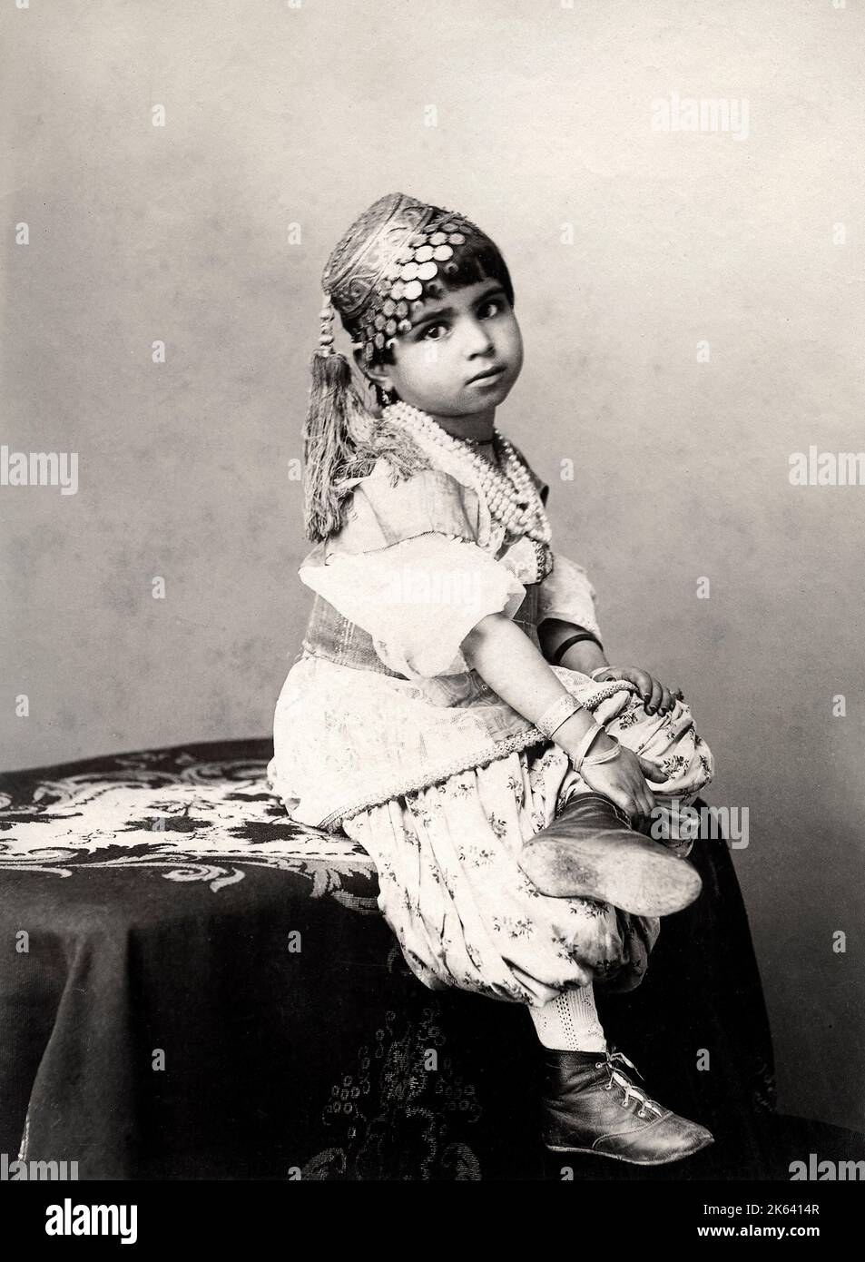 19. Jahrhundert Vintage-Foto: Niedliches Kind, im Atelier des Fotografen, wahrscheinlich Indien, Ende des 19.. Jahrhunderts Stockfoto