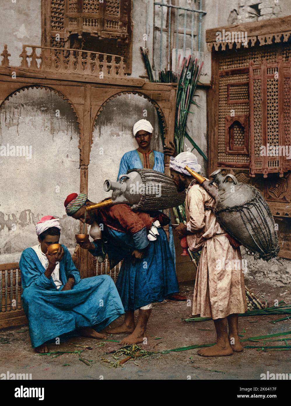 Wasserträger mit Gläsern, Kairo, Ägypten. Vintage 19. Jahrhundert Foto. Stockfoto