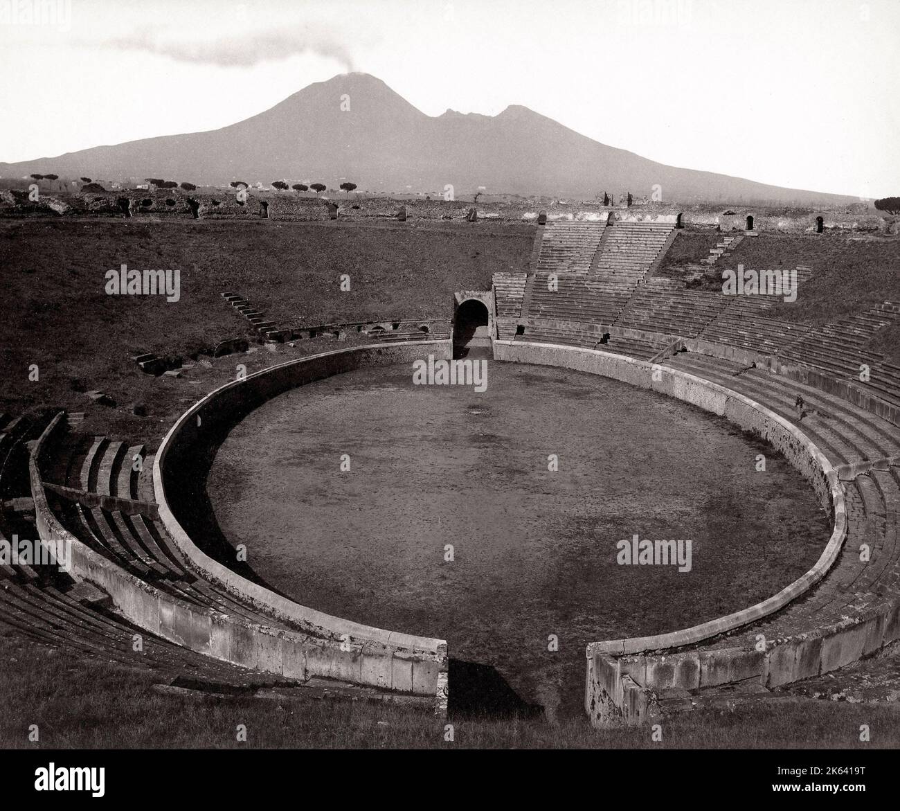 Vintage 19. Jahrhundert Foto: Amphitheater in Pompeji mit dem Vesuv im Hintergrund Stockfoto