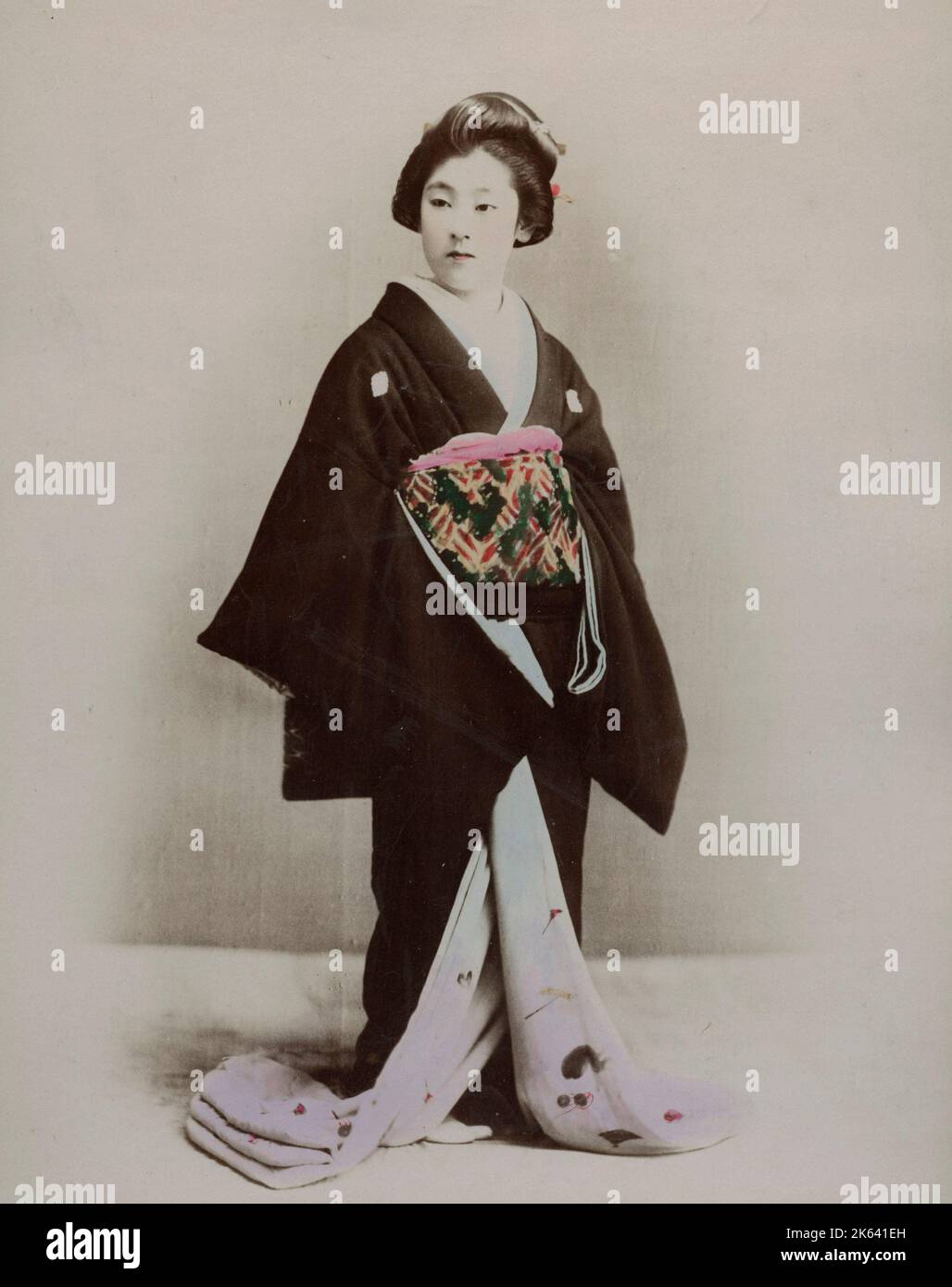 Japanische Frau in einem verzierten Kimono. Vintage 19. Jahrhundert Foto. Stockfoto