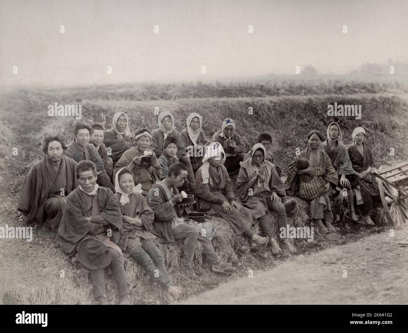 Gruppe von Landleuten, Landarbeitern. Vintage 19. Jahrhundert Foto. Stockfoto