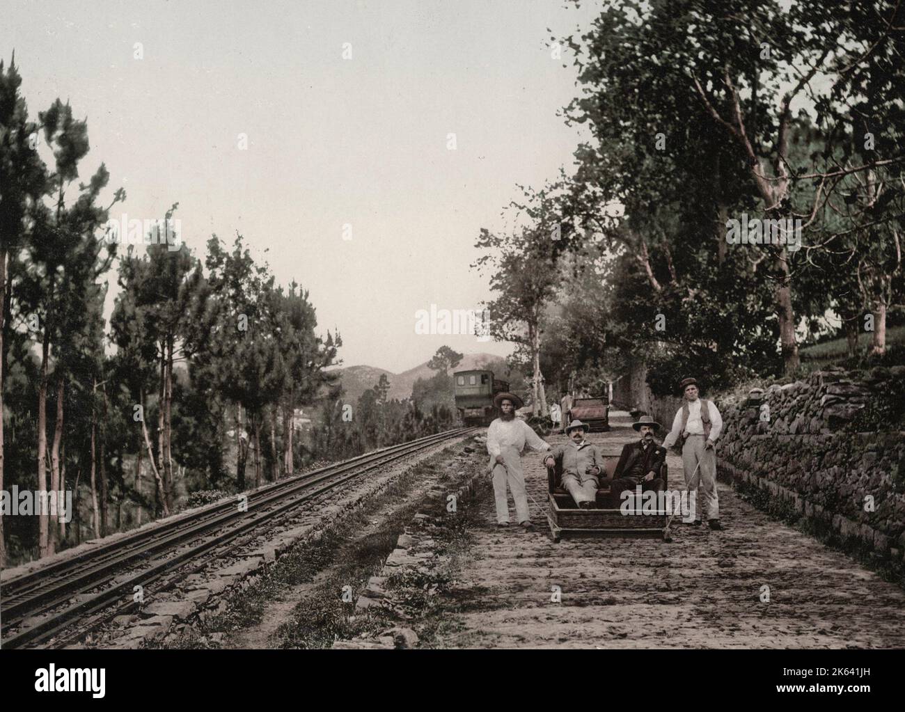Touristen, die auf einem Schlitten, Madeira, gezogen werden. Vintage 19. Jahrhundert Foto. Stockfoto