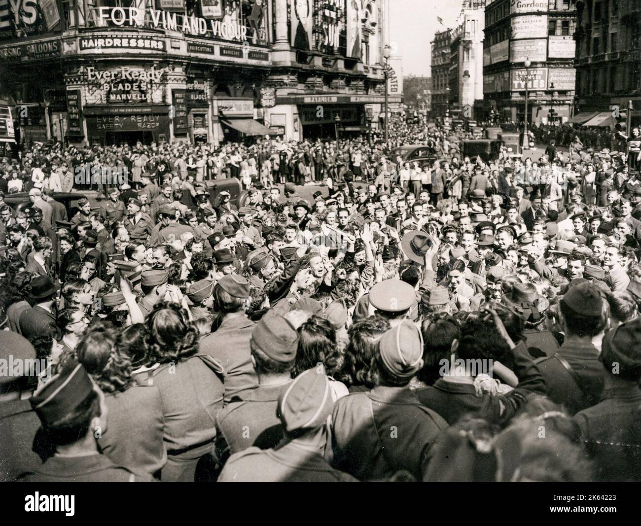 Menschenmassen feiern den VE Day im Zentrum von London, 1945, dem Ende des Zweiten Weltkriegs in Europa Stockfoto