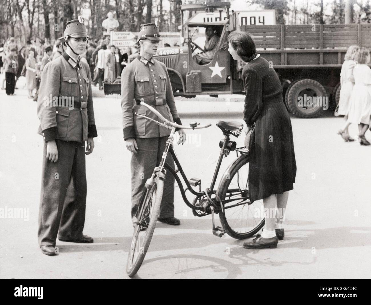 Vintage-Foto des Zweiten Weltkriegs - Deutsche Polizei befragen eine Frau im Reichstagsgarten Berlin bei einer Aktion gegen Schwarzmarktführer. August 1945 Stockfoto