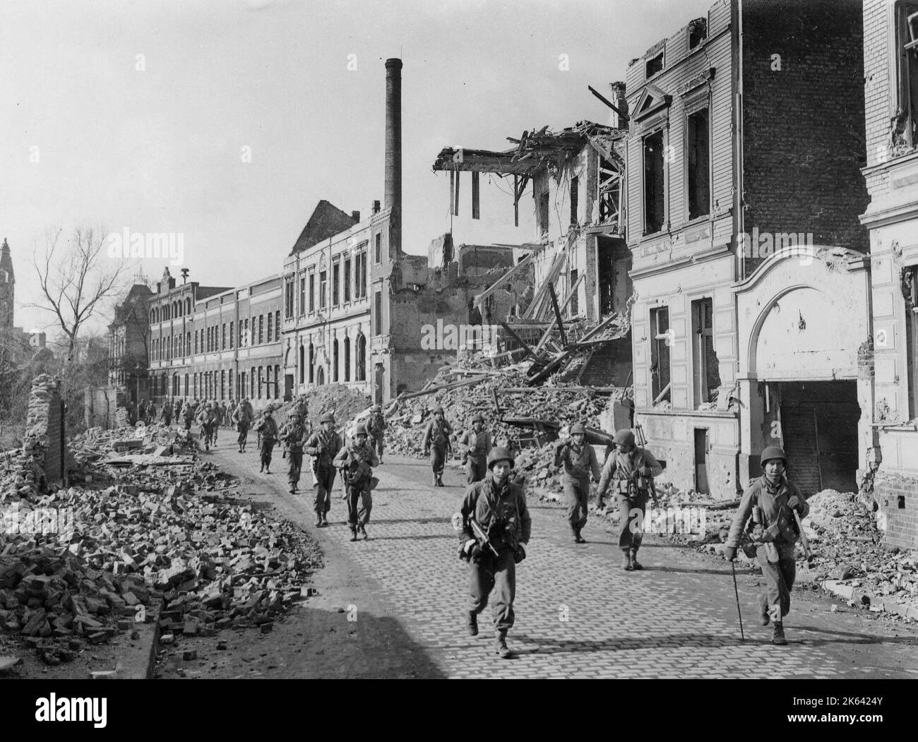 Vintage-Foto des Zweiten Weltkriegs - Männer der 83rd Division, US 9th Army, Vormarsch durch Neuss, Deutschland Stockfoto