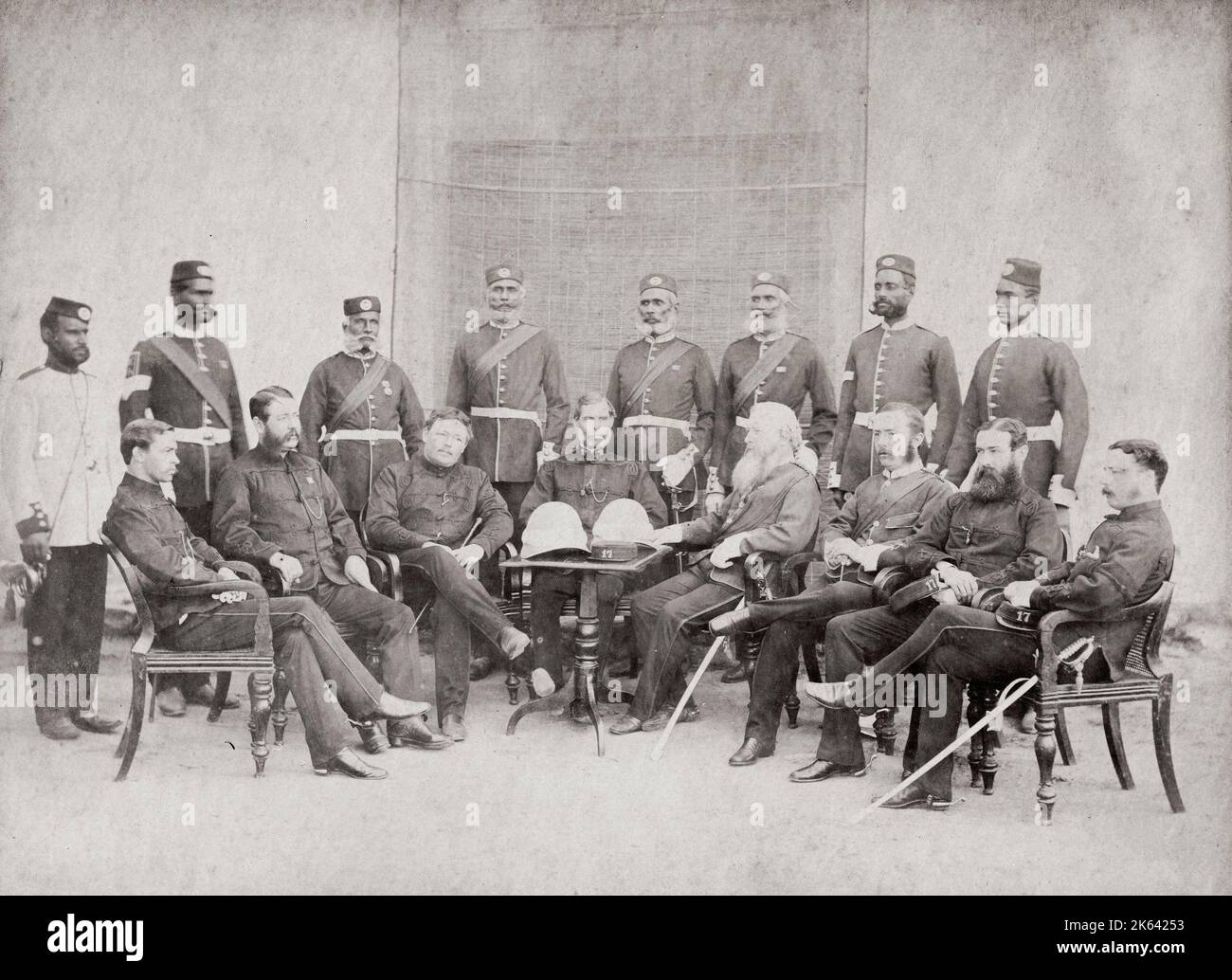 1860er Jahre Vintage-Foto - Britische Armee in Indien - Offiziere der 17. Indianerinfanterie Stockfoto