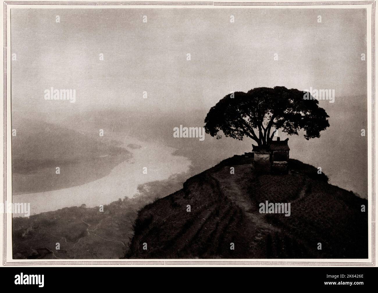 „Stille Vigil im Misty Vale of Wan“-Photogravure aus der „Größe der Schluchten“ in China, illustriert von Donald Mennie, 1920 Stockfoto