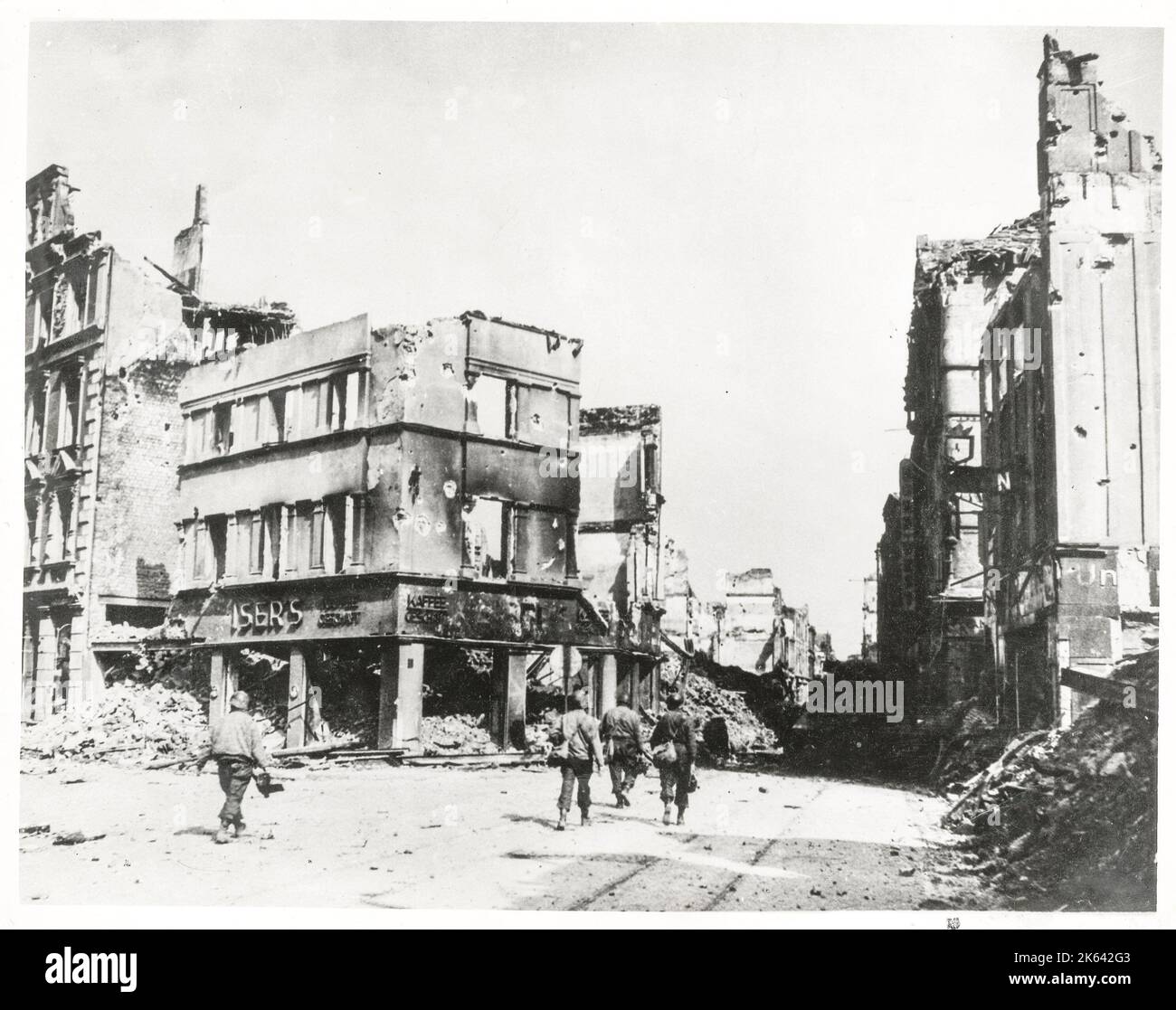 Vintage-Foto des Zweiten Weltkriegs - Ruinen im Zentrum von Koblenz Koblenz nach der Einnahme durch die 3. US-Armee Stockfoto