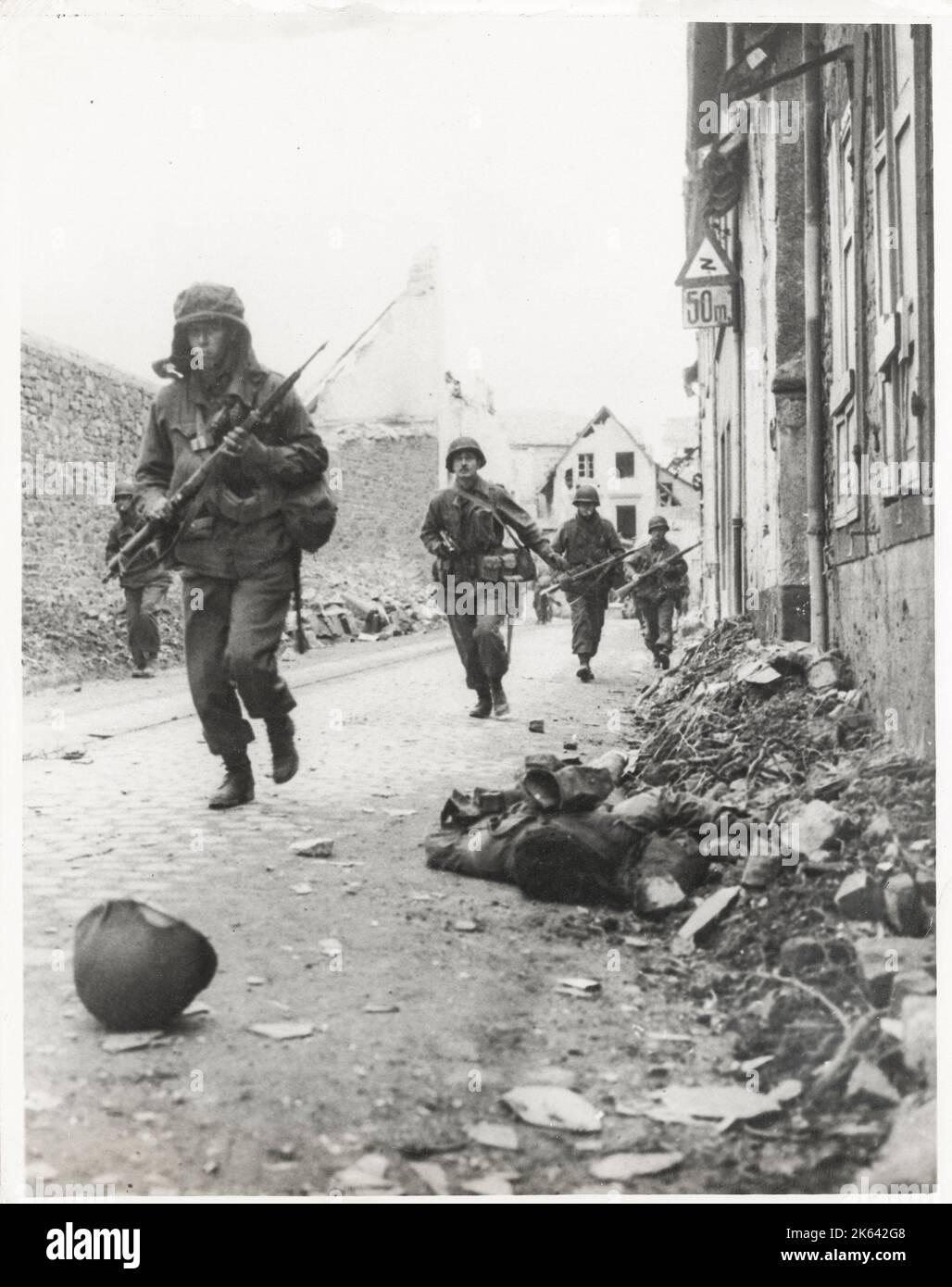 Vintage-Foto des Zweiten Weltkriegs - Truppen der 3. Armee von General Patton in Koblenz Koblenz Stockfoto