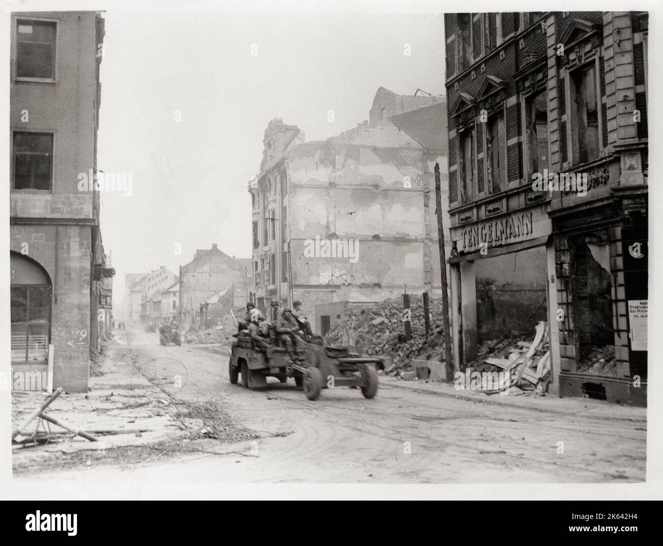 Vintage-Foto des Zweiten Weltkriegs - US 9. Armee in der Ruine von München-Gladbach Deutschland Stockfoto