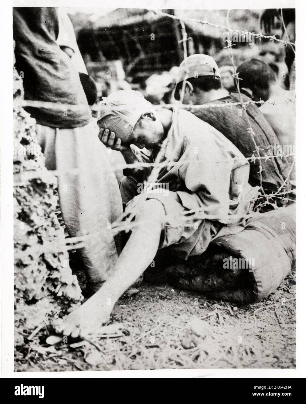 Vintage-Foto des Zweiten Weltkriegs - japanischer Soldat in einem Stockade auf Okinawa gefangen gehalten Stockfoto