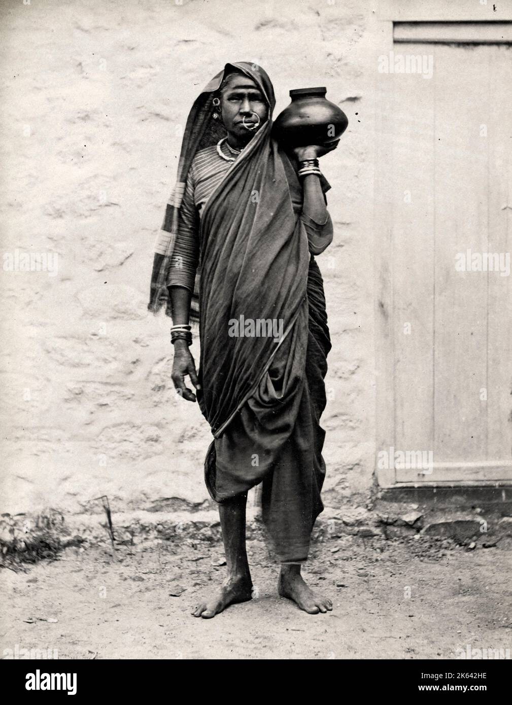 Vintage-Foto aus dem 19.. Jahrhundert: Eine indische Landfrau, mit Nasenring und Topf. Stockfoto