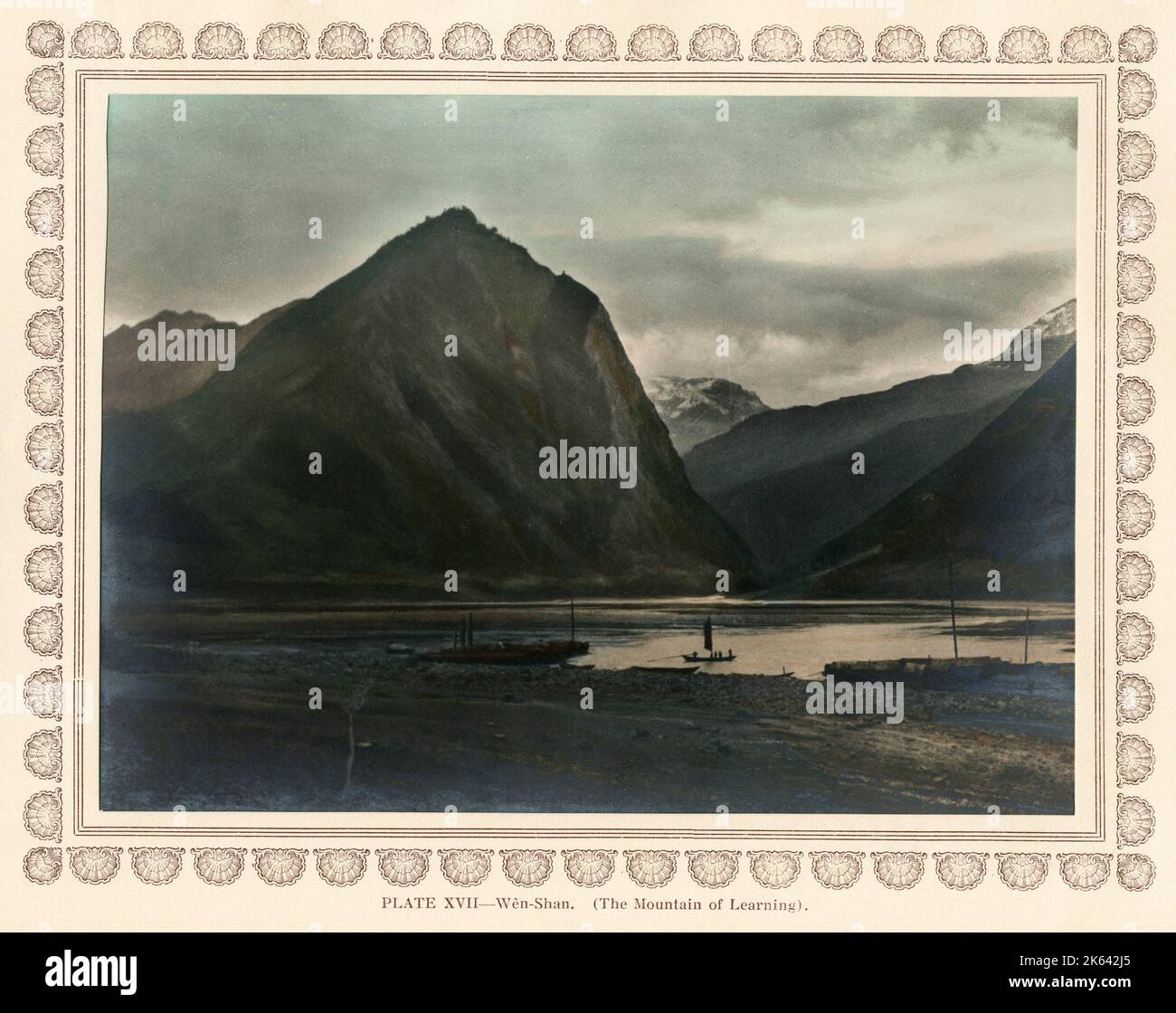 Foto aus einer Fotografie von Donald Mennie, aus seinem Buch The Grandeur of the Gorges, 1926 in China veröffentlicht. Die Bilder machte er während zweier Fahrten auf dem oberen Yangtze Fluss in China: Die erste auf einem Dampfer von Ichang nach Chungking bei schlechtem Wetter und die zweite zwischen Ichang und Wan Hsien. Das Buch endet bei Chungking. Stockfoto