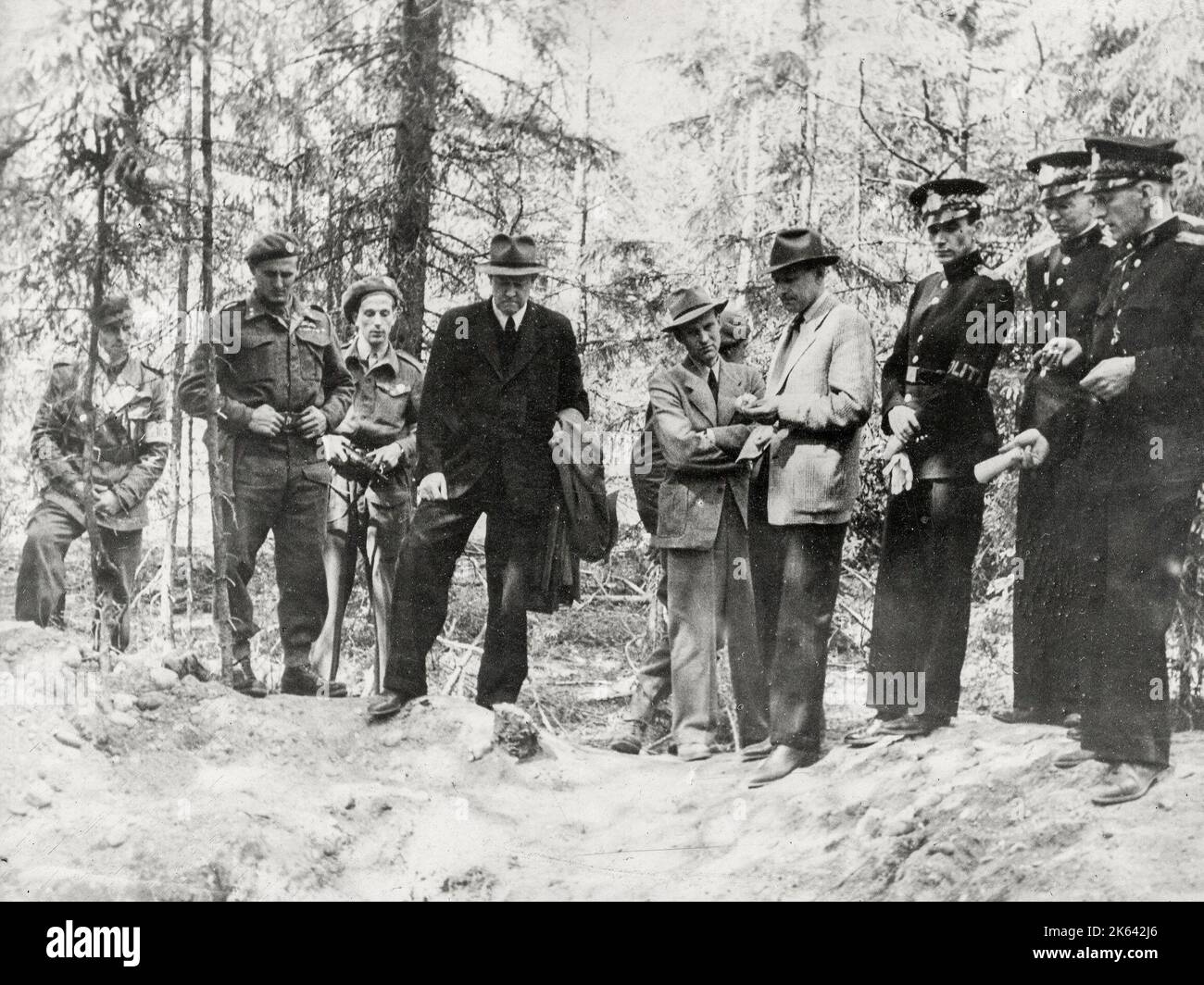 Vintage-Foto des Zweiten Weltkriegs - Exhumieren norwegischer Leichen aus Massengräbern im Trandum-Wald Trandumskogen Norwegen Stockfoto