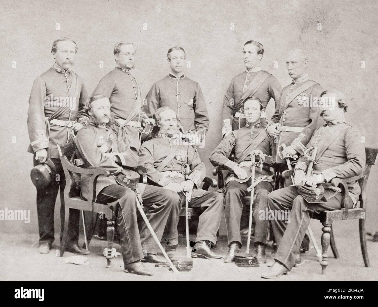 Vintage 19. Jahrhundert Fotografie - Britische Armee in Indien, 1860er Jahre - Offiziere des 6. Regiment Native Infantry 1864 Stockfoto