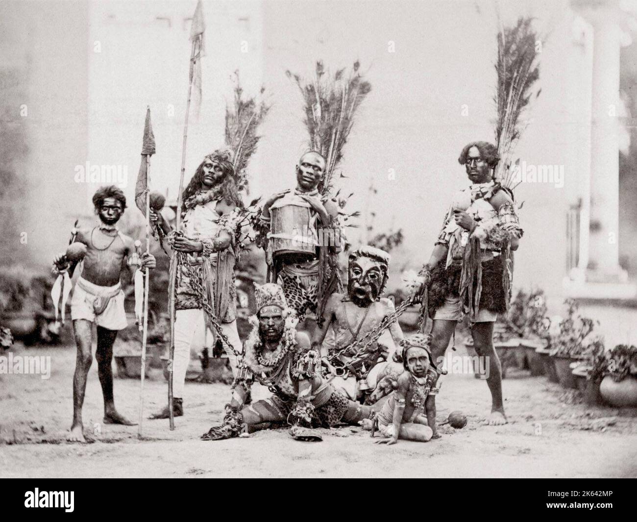 C 1890 s - Tribal Tänzerinnen in Kostümen mit Schlagzeug und Speere, unbekannter Lage aber aus einer Reihe von Indien Bilder. Stockfoto