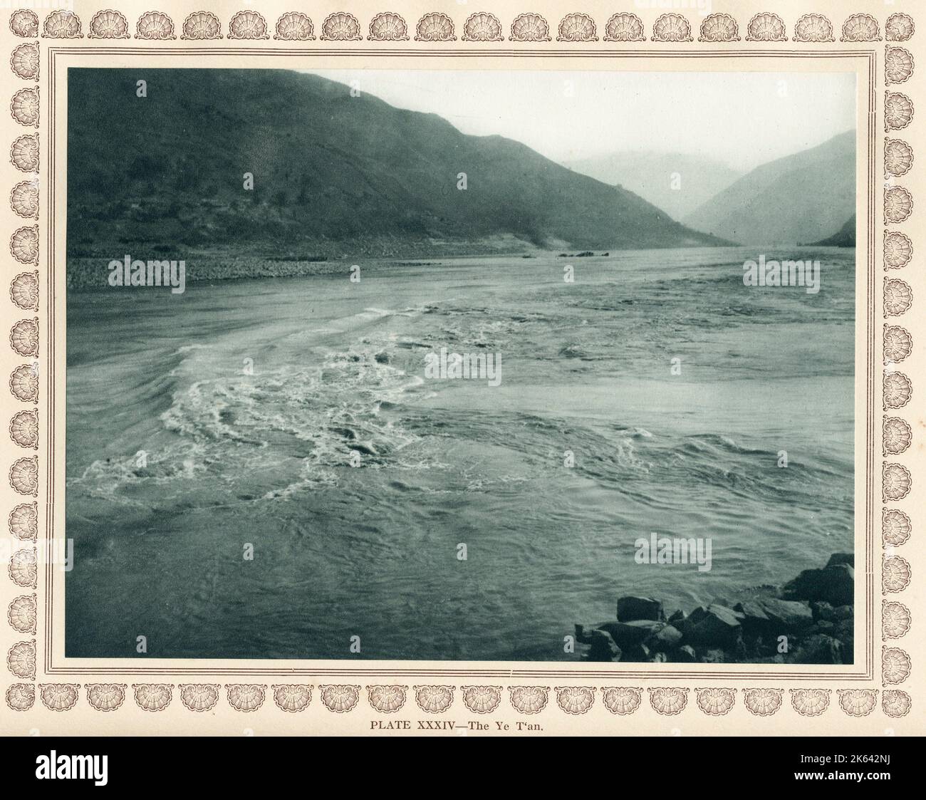 Foto aus einer Fotografie von Donald Mennie, aus seinem Buch The Grandeur of the Gorges, 1926 in China veröffentlicht. Die Bilder machte er während zweier Fahrten auf dem oberen Yangtze Fluss in China: Die erste auf einem Dampfer von Ichang nach Chungking bei schlechtem Wetter und die zweite zwischen Ichang und Wan Hsien. Das Buch endet bei Chungking. Stockfoto