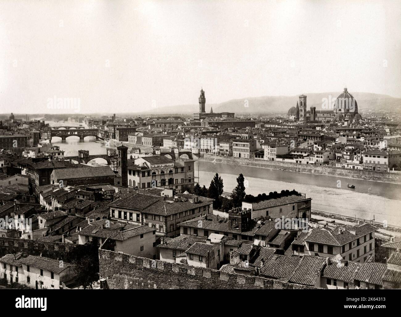 Vintage-Foto aus dem 19.. Jahrhundert: Ansicht von Florenz über den Fluss Arno, Italien Stockfoto