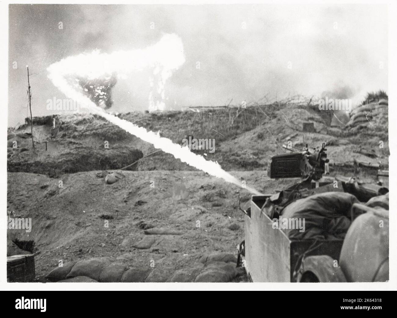 Vintage-Foto des Zweiten Weltkriegs - 8. Armeeschlacht um den Senio in Italien, ein Flammenwerfer in Aktion. Stockfoto