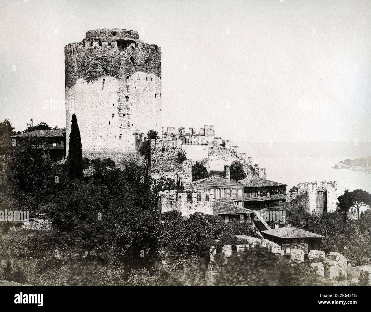 Vintage-Foto aus dem 19.. Jahrhundert: Antiker Turm am Bosporus, Türkei Stockfoto