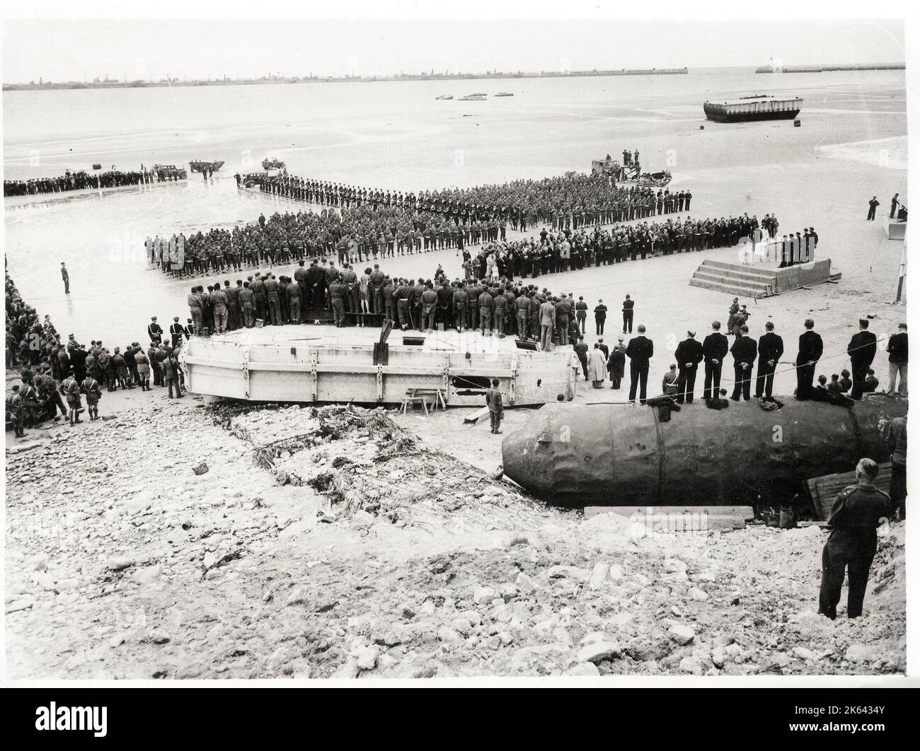 Vintage-Foto des Zweiten Weltkriegs - Frankreich und Großbritannien erinnern an den ersten Jahrestag der Landung des D-Day am Strand von Arromanches, Normandie Stockfoto