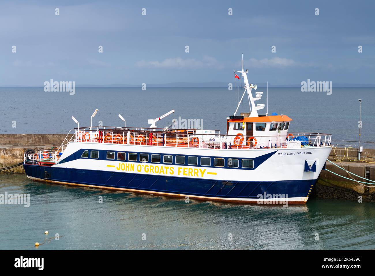 John O'Groats Ferry - Pentland Venture - vor Anker im Hafen, John O'Groats, Caithness, Schottland, Großbritannien Stockfoto