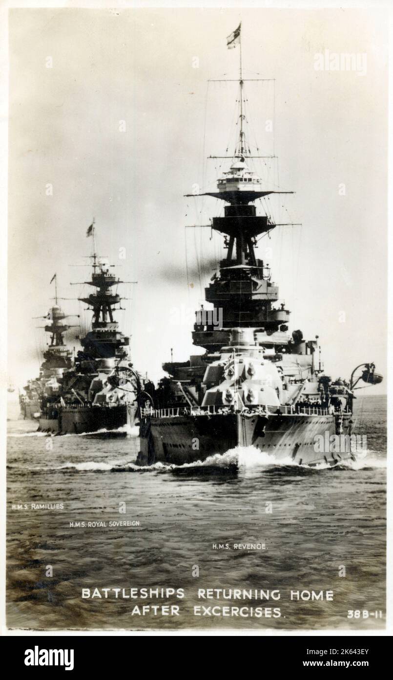 Drei Schlachtschiffe der Royal Navy, die nach der Exrezise nach Hause zurückkehren (von links): HMS Ramilies, HMS Royal Sovereign und HMS Revenge. Stockfoto