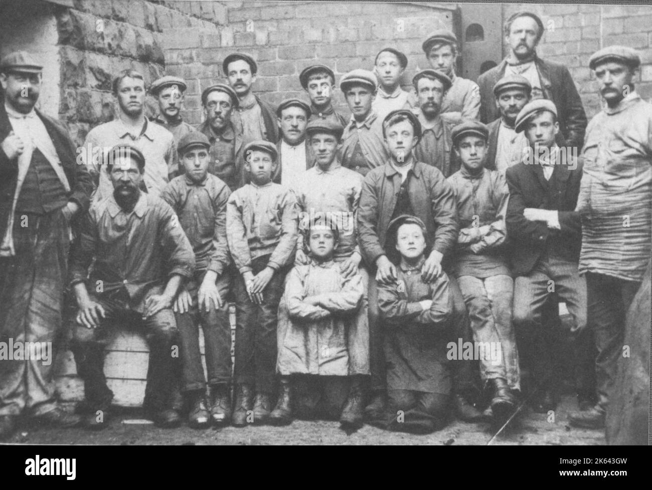Eine Gruppe von Arbeitern und Jungen, c.1900. Stockfoto