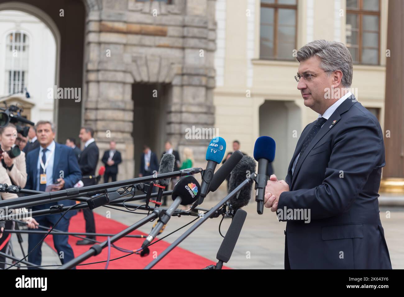 Prag, Tschechische Republik. 06. Oktober 2022. Der kroatische Premierminister Andrej Plenkovic spricht vor dem Gipfeltreffen der Europäischen Politischen Gemeinschaft in Prag mit den Medien. Es handelt sich um das erste Treffen, das jemals von einem breiteren Format von Mitgliedstaaten der Europäischen Union und anderen europäischen Ländern auf dem gesamten Kontinent durchgeführt wurde. (Foto von Tomas Tkacik/SOPA Images/Sipa USA) Quelle: SIPA USA/Alamy Live News Stockfoto