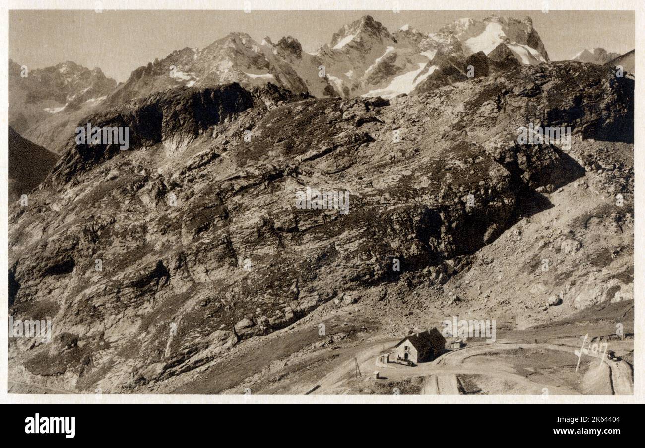 Stimmungsvolle Panoramafoto der französischen Alpen - Roche Noir (Black Rock) und Massif de la Meije. Stockfoto