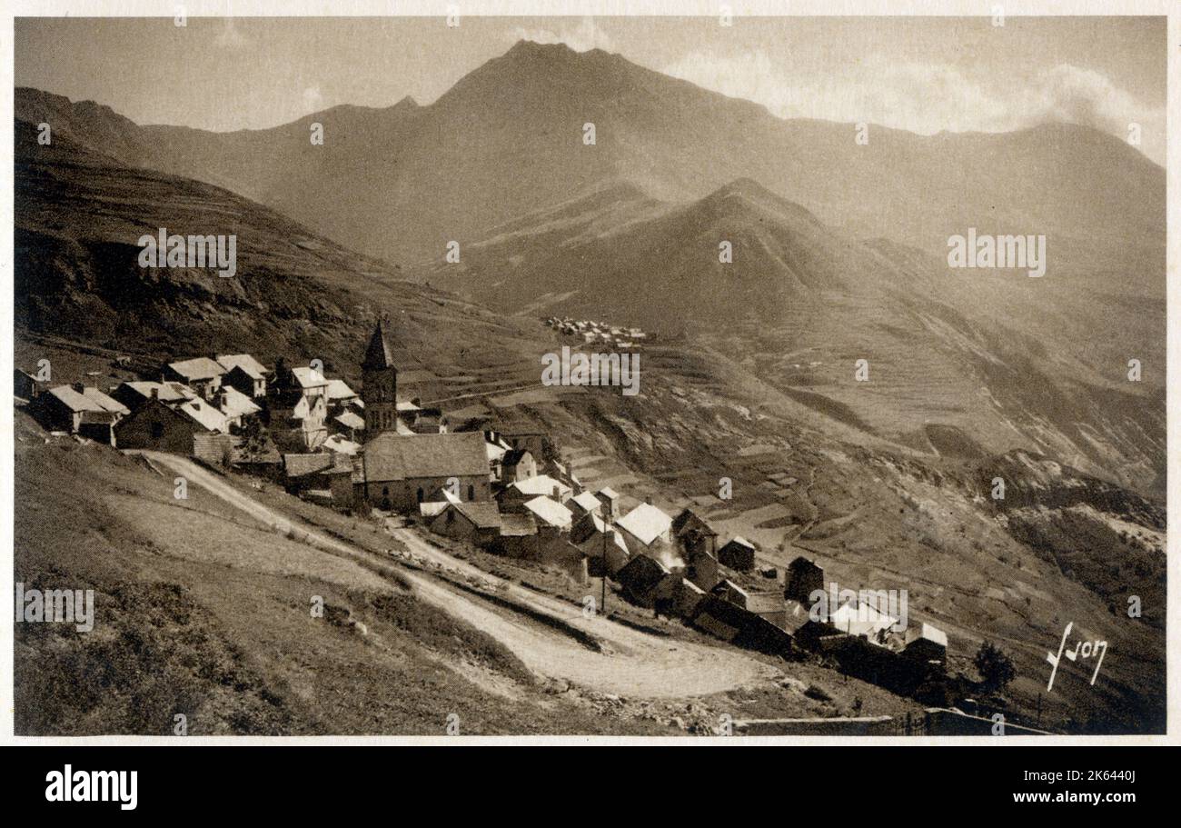 Stimmungsvolle Panoramafoto der französischen Alpen - das Dorf der Terrassen am Hügel mit Ventelon im Hintergrund Stockfoto
