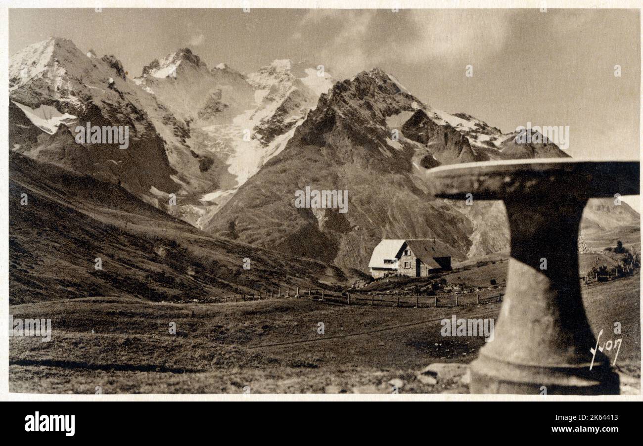 Stimmungsvolle Panoramafoto der französischen Alpen - Col de Lautaret - Orientierungstisch, Garten und Alpenmuseum - Gletscher de l'Homme, Massif de Meije. Stockfoto