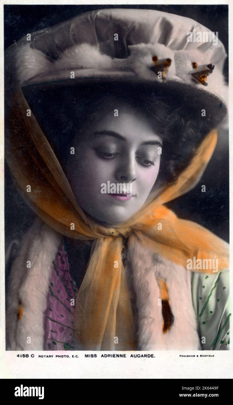 Adrienne Adele Augarde (1882-1913) - Englische Schauspielerin und Sängerin, die seit fast einem Jahrzehnt auf beiden Seiten des Atlantiks beliebt ist, hauptsächlich wegen ihrer Rollen in der edwardianischen Musical-Komödie. Beachten Sie (ziemlich schockierend...) Weißer Nerzfell-Hutbesatz... Stockfoto