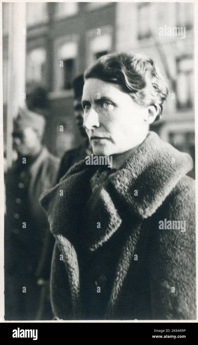 Bild 1 von 2 - Eine Frau, die während der Besetzung mit den Nazis zusammengearbeitet hat, wird öffentlich gedemütigt. Ihr Kopf wird in Kürze rasiert (siehe 13450434). Stockfoto