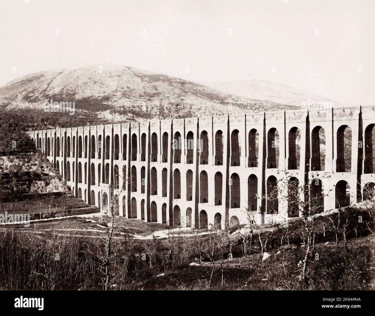 Vintage 19. Jahrhundert Foto: Das Aquädukt von Vanvitelli oder Caroline Aquädukt ist ein Aquädukt gebaut, um die Reggia di Caserta und die San Leucio Komplex zu versorgen, durch Wasser am Fuße des Taburno, aus den Quellen des Fizzo, im Gebiet von Bucciano, Die er entlang einer kurvenreichen 38 km langen Strecke führt, Italien. Stockfoto