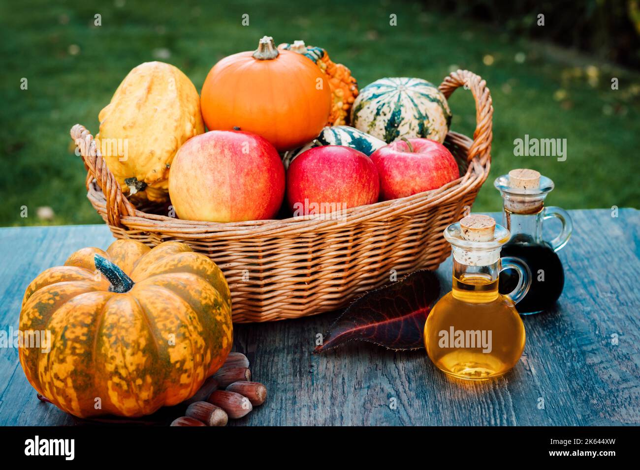 Herbstgemüse und Obst auf einem Holztisch im Garten. Herbstfest Stockfoto