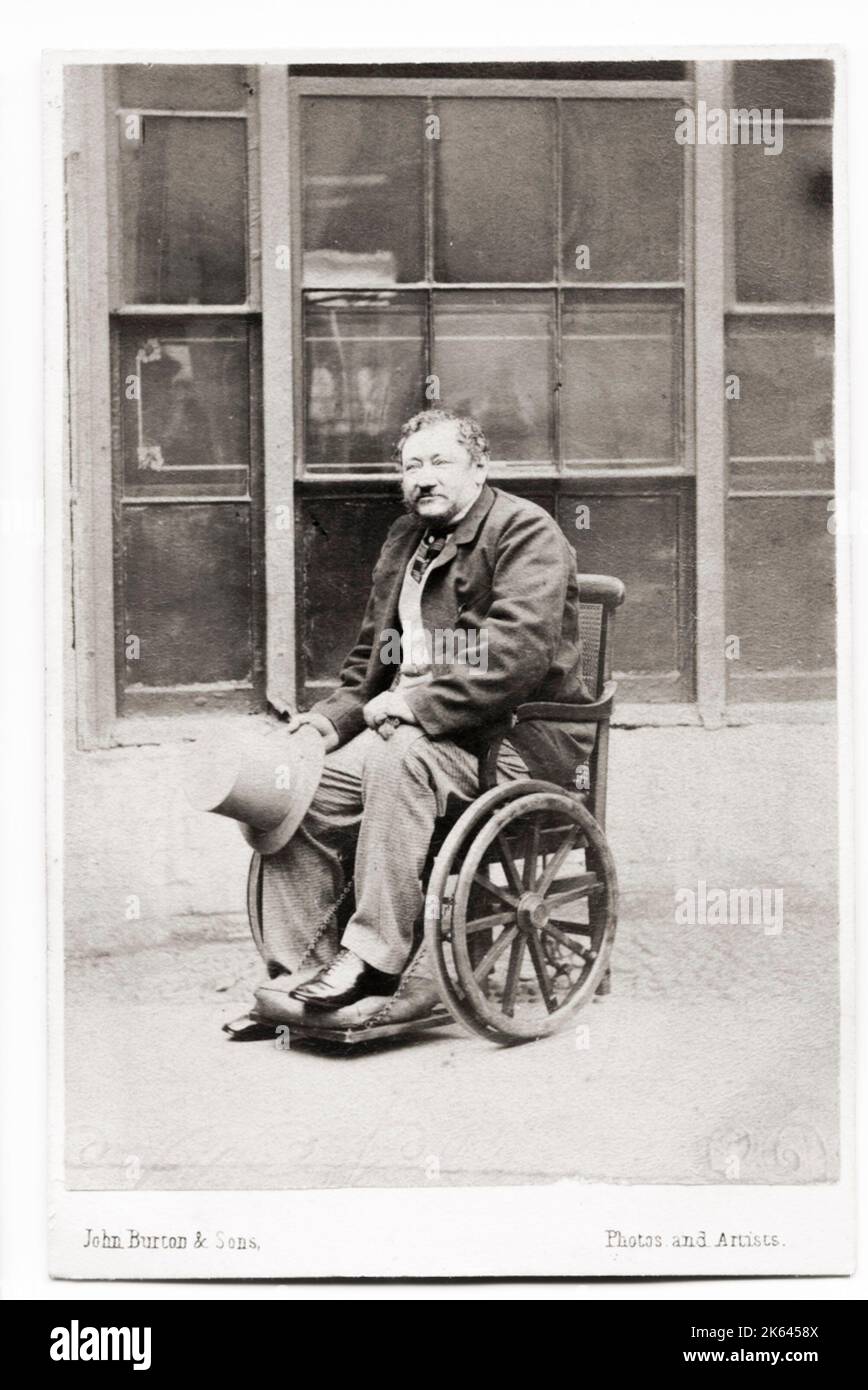 Vintage 19. Jahrhundert Foto: Potrait eines behinderten Mannes in einem viktorianischen Ära Rollstuhl. Stockfoto