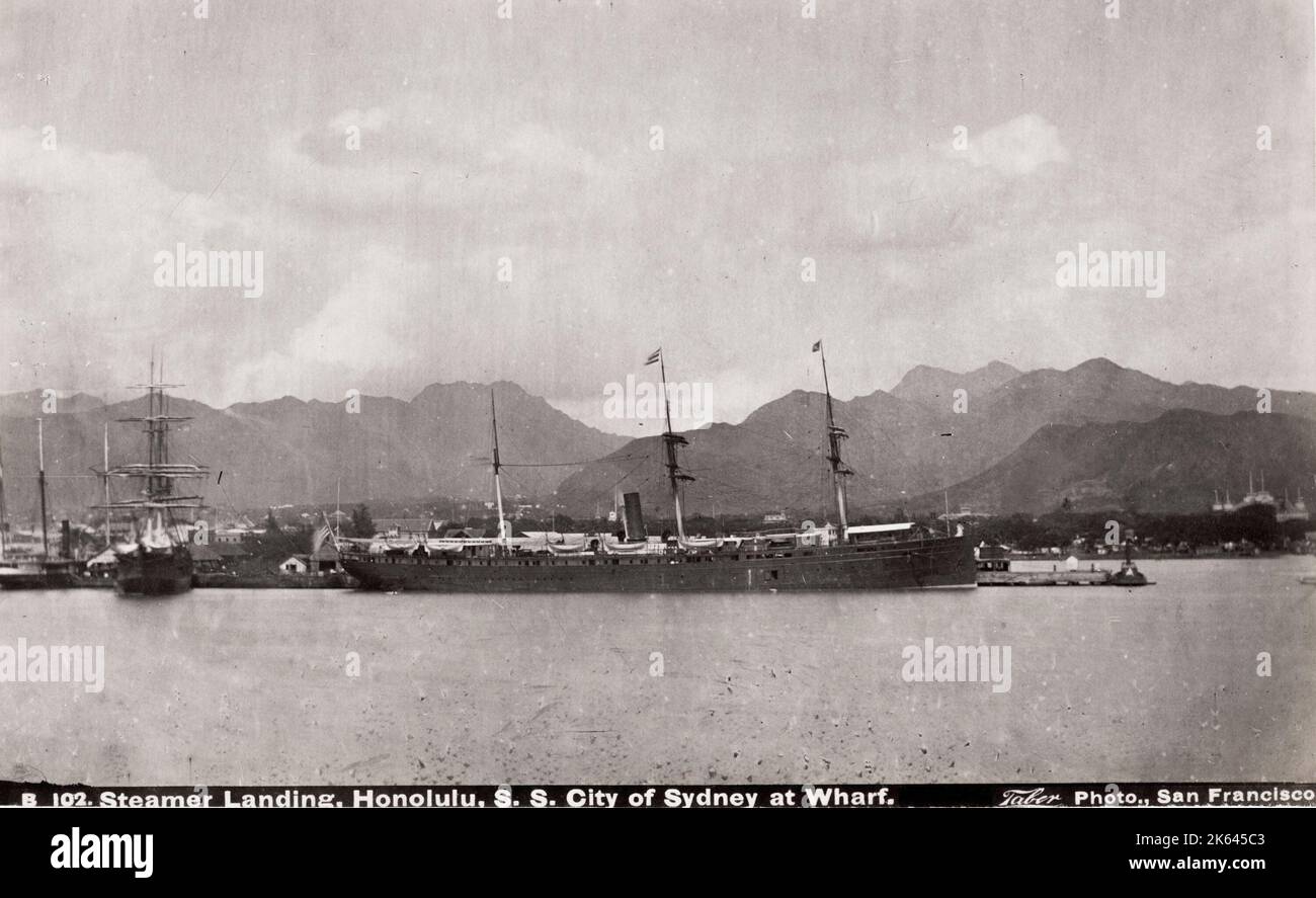 19. Jahrhundert Vintage-Foto: Dampfer Landing, Dampfschiff im Hafen, Dock, Honolulu, SS City of Sydney. Taber Studio. Stockfoto