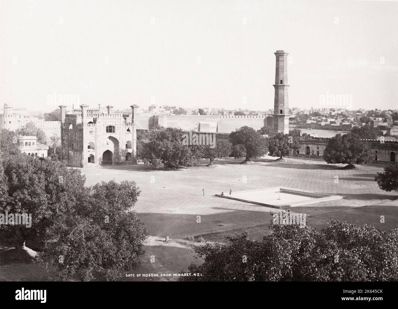 19. Jahrhundert Vintage-Foto: Tor der Moschee aus Minarett, Lahore, Indien, jetzt Pakistan. Stockfoto