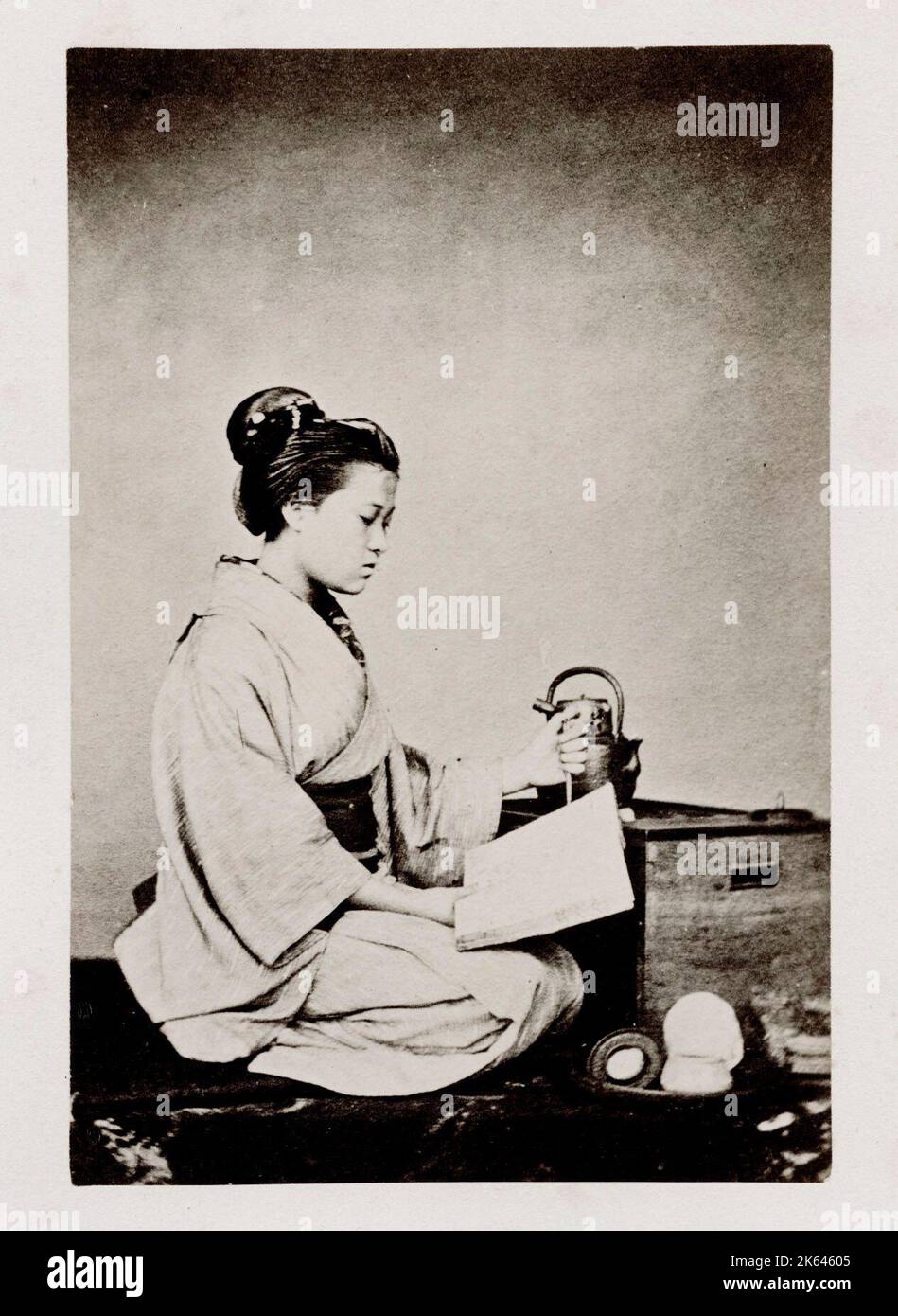 Vintage 19. Jahrhundert Fotografie - frühe fotografische Porträt aus Japan, wahrscheinlich die Arbeit der japanischen Fotografin Shimooka Renjo - Frau Lesung. Stockfoto